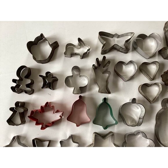 Metal Cookie Cutters Assorted Vtg Lot 43 Teapot Cat Rabbit Leaf Bell Apple Tree - Picture 3 of 14
